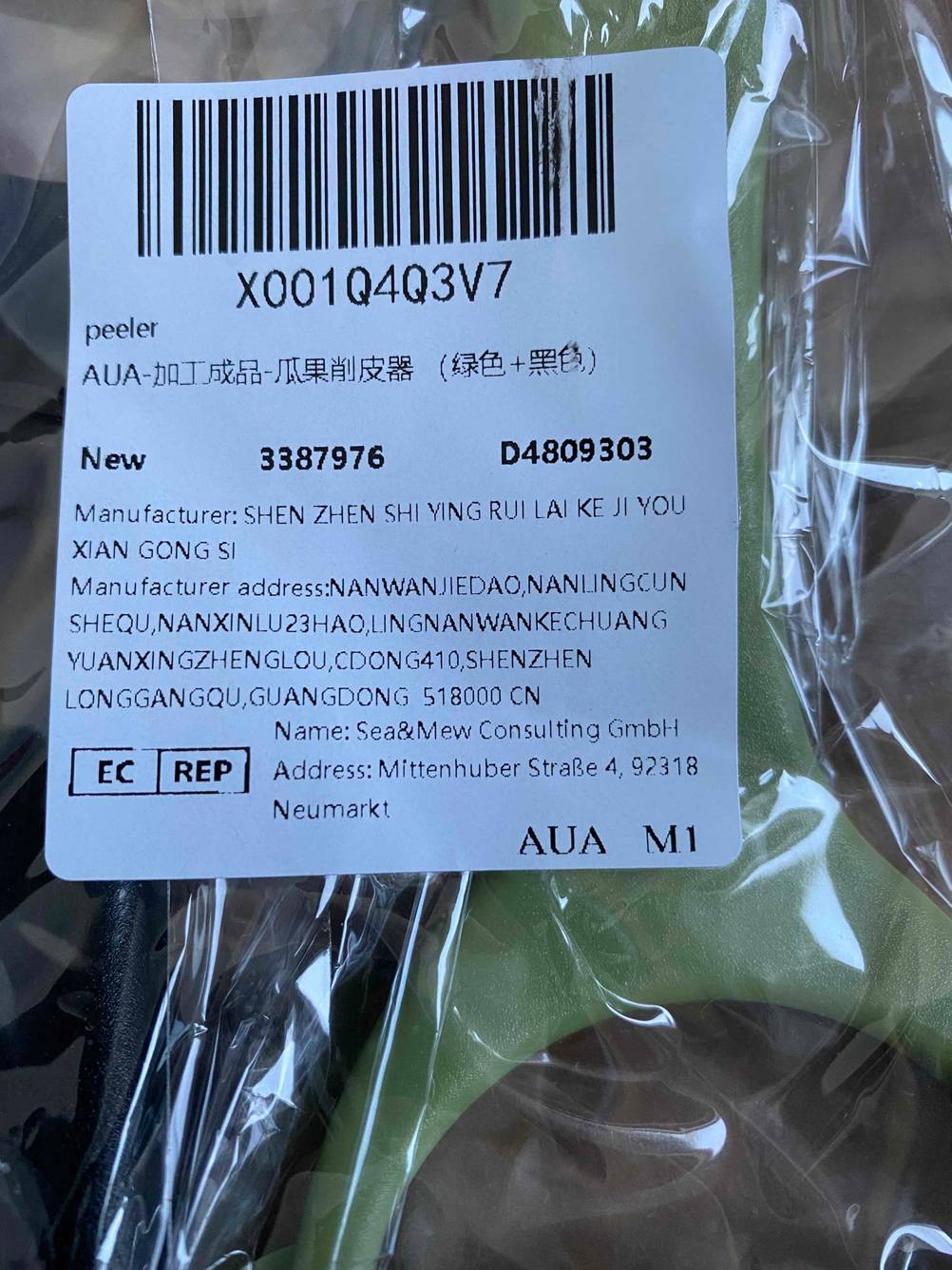 Pendelschäler-Test: Nahaufnahme der Kunststoff-Verpackung inklusive Etikett eines aus China stammenden Modells mit Fokus auf die deutsche Vertriebsfirma.
