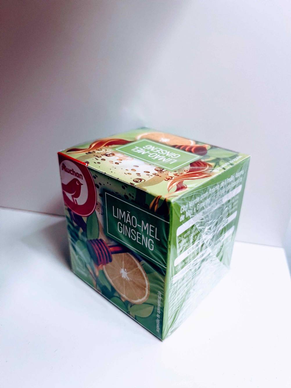 Eine Packung getesteter Ginseng-Tee von schräg vorne auf einer hellen Fläche stehend.