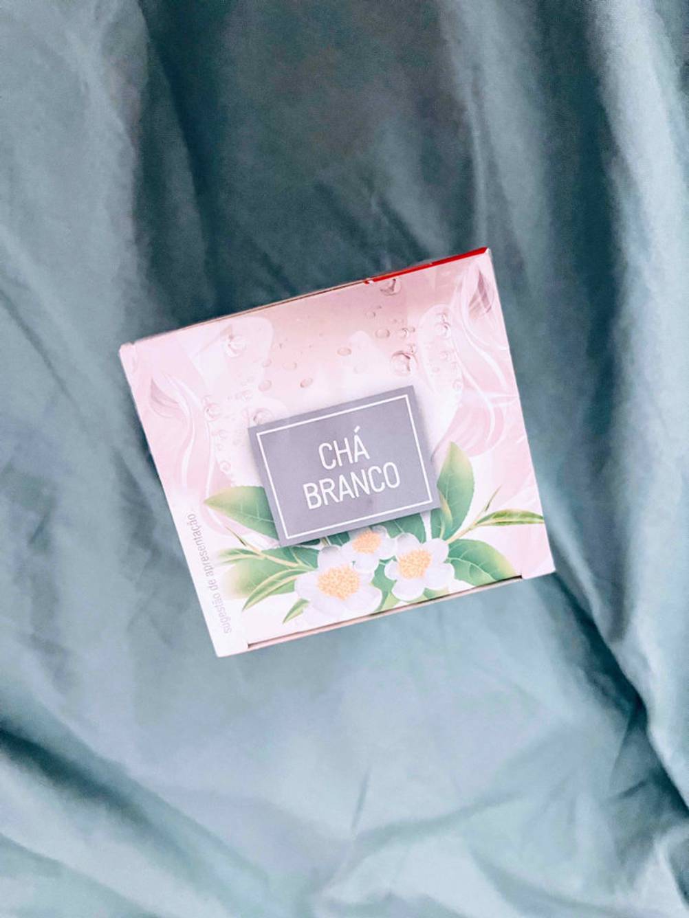 Getestet: Eine Packung Weißer Tee von oben auf einem grauen Stoff.