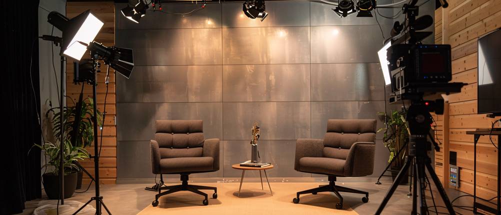 Audio-AI im Test: Ein professionelles Tonstudio mit Mischpulten, Lautsprechern und Monitoren, die eine laufende Audioproduktion zeigen. Das Bild vermittelt eine hochwertige Produktionsumgebung.