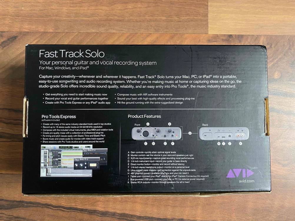 Rückseite einer Originalverpackung eines getesteten Audio-Interface auf einer Holzfläche.