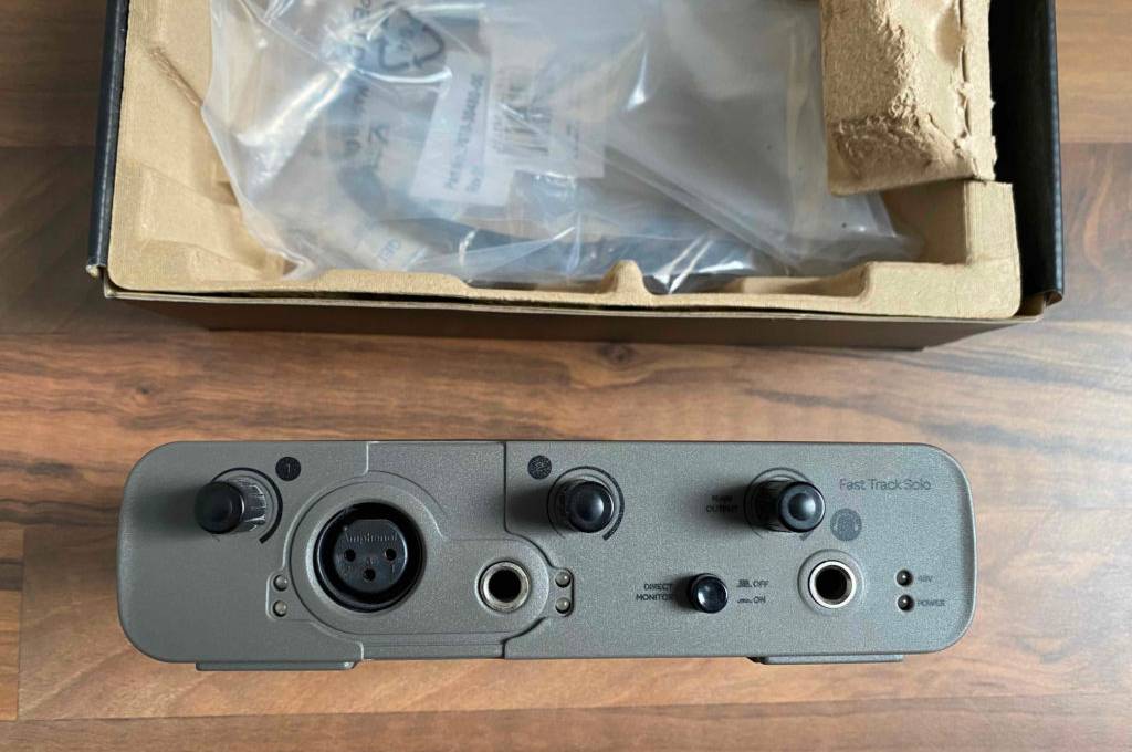 Vorderseite von einem Audio-Interface neben der Verpackung. 