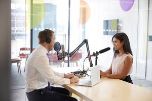 Podcaster mit Audio-Interface und 2 Mikros