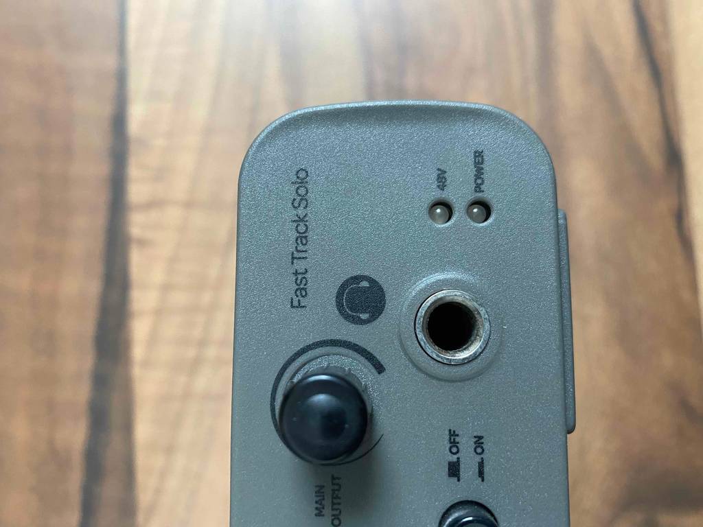 Vorderseite von einem Audio-Interface mit Kopfhöreranschluss. 