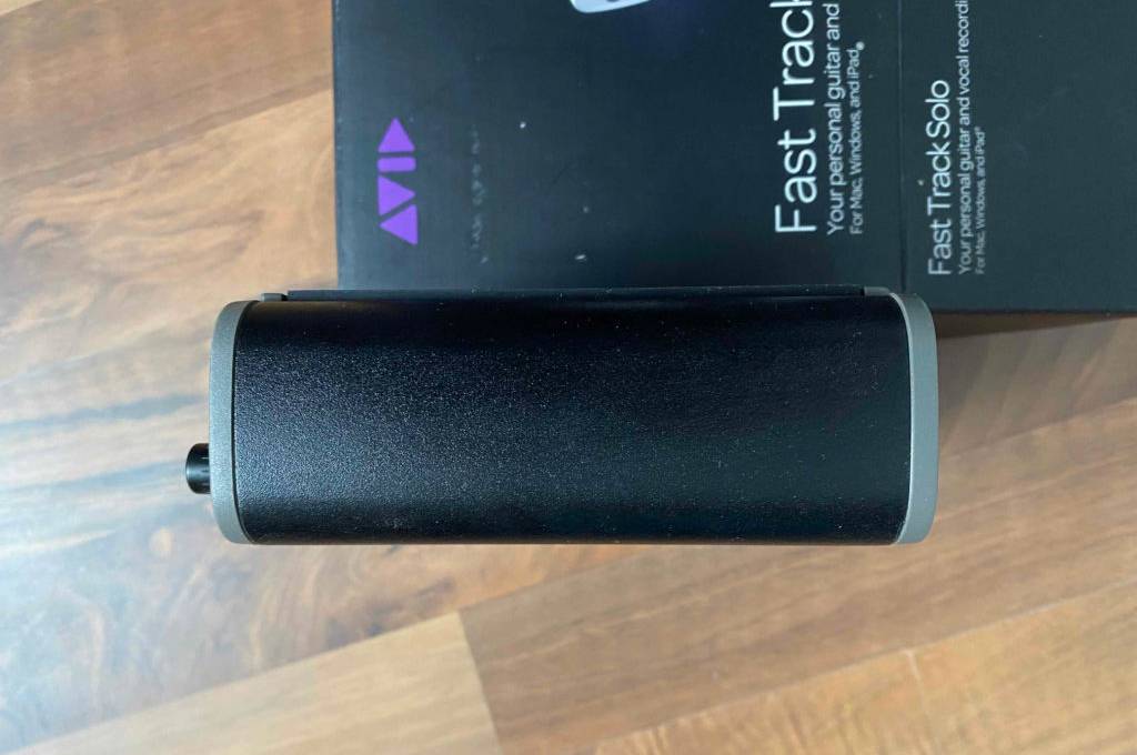 Rückseite von einem Audio-Interface auf der Verpackung.