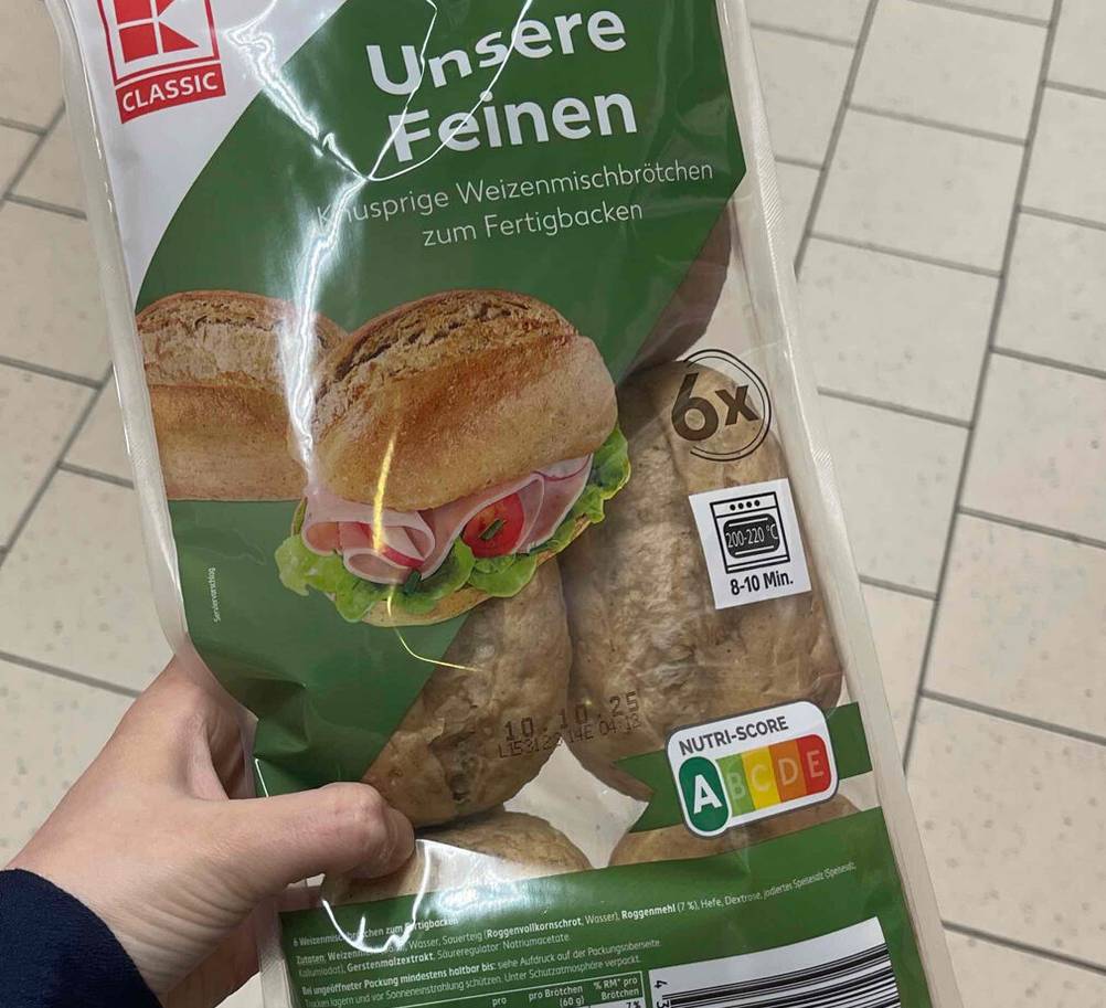 Getestet: Die Aufbackbrötchen innerhalb einer 6-Stück-Kunststoffpackung liegen in einer Hand.