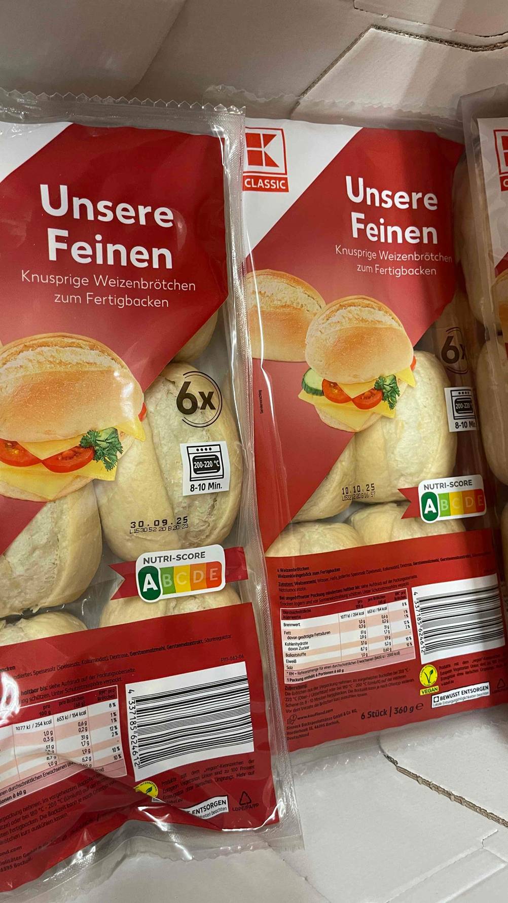 Getestet: Die Aufbackbrötchen in zwei Kunststoffverpackungen befinden sich nebeneinander in einem Verkaufsregal.