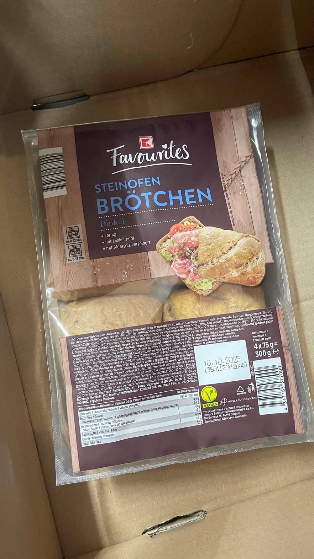 Im Test: Die Aufbackbrötchen in der 300-g-Kunststoffpackung liegen in einem braunen Karton.