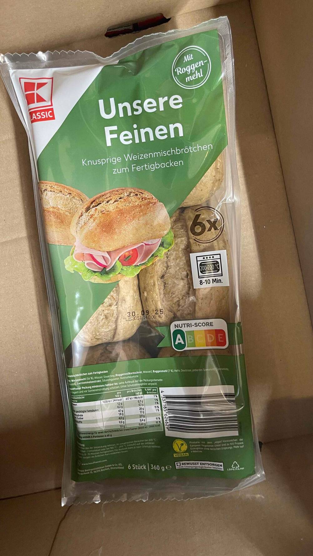 Die Aufbackbrötchen im Test befinden sich in einer 360-g-Kunststoffpackung mit 6 Brötchen.