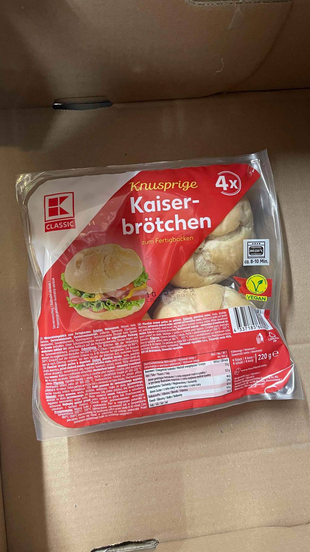 Die getesteten Aufbackbrötchen in der 220-g-Kunststoffpackung liegen in einem braunen Karton.
