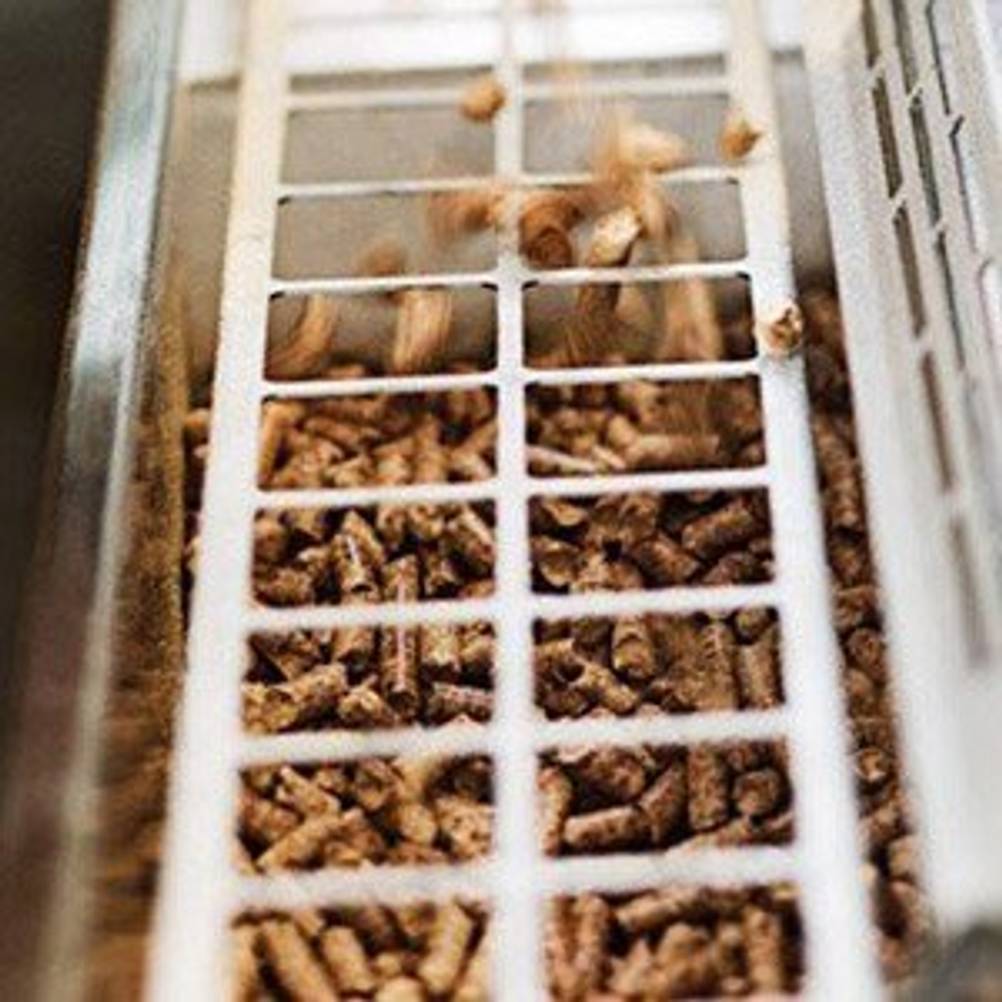 Ein Behälter mit Holzpellets