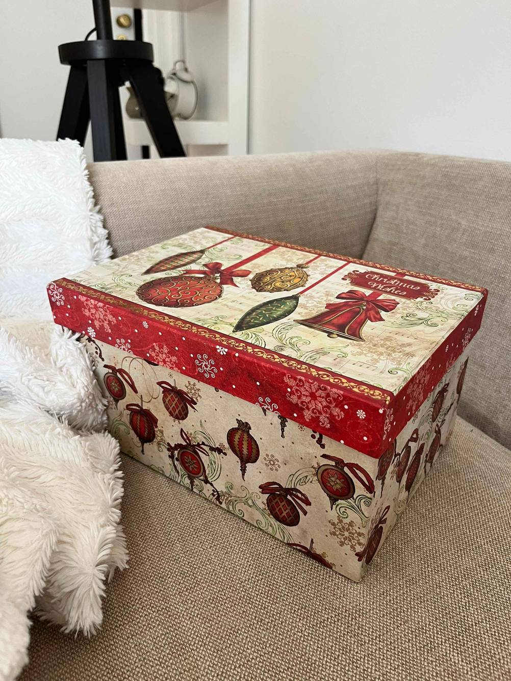 Getestet: Eine Aufbewahrungsbox von schräg seitlich auf einem Sofa.