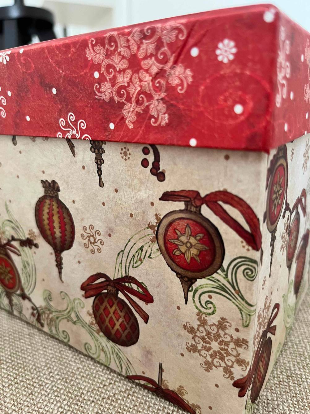 Aufbewahrungsbox im Test: Nahansicht einer der Ecke einer Box mit Weihnachtsmotiv.