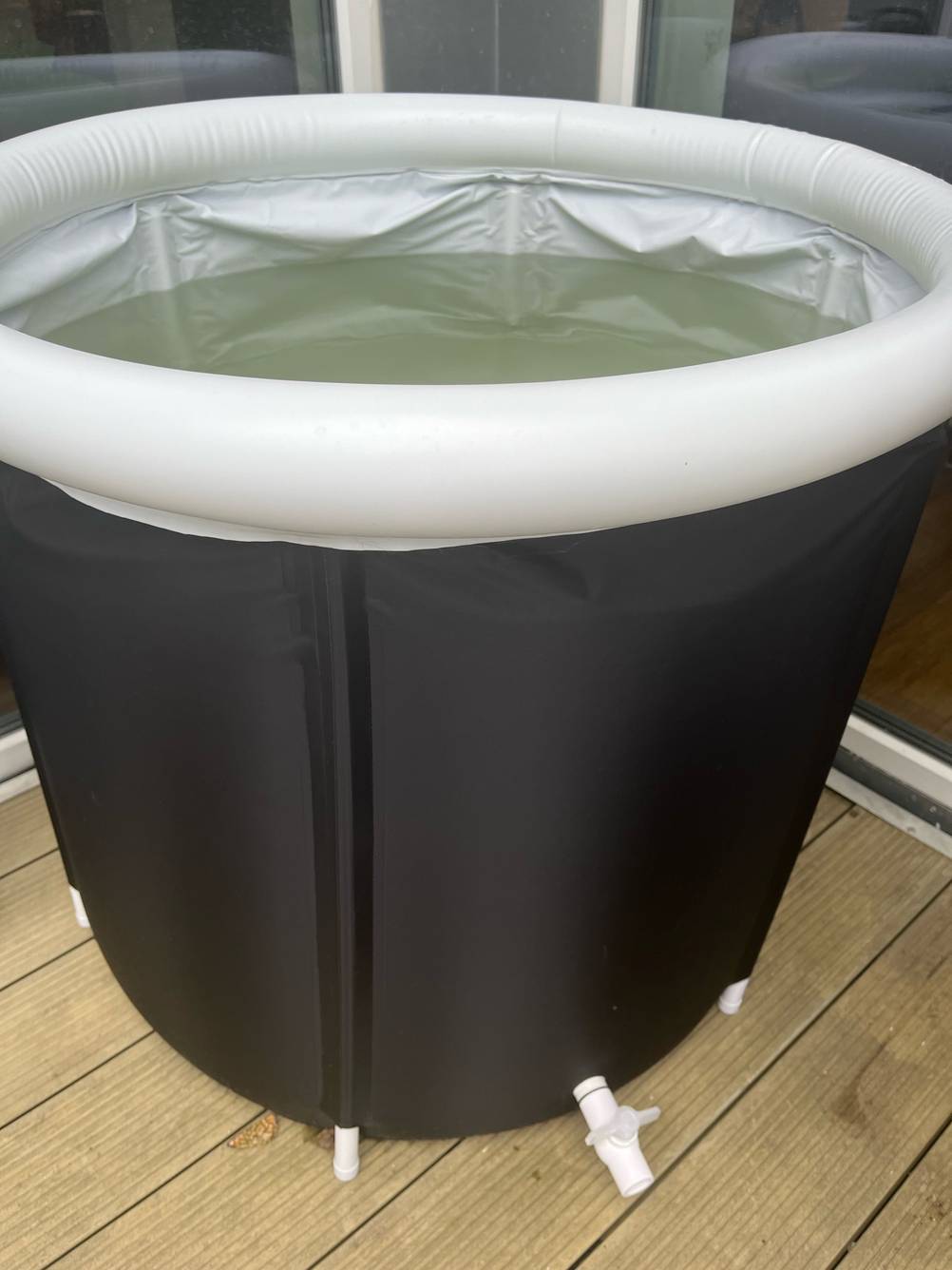 Getestete aufblasbare Badewanne ist mit Wasser gefüllt.