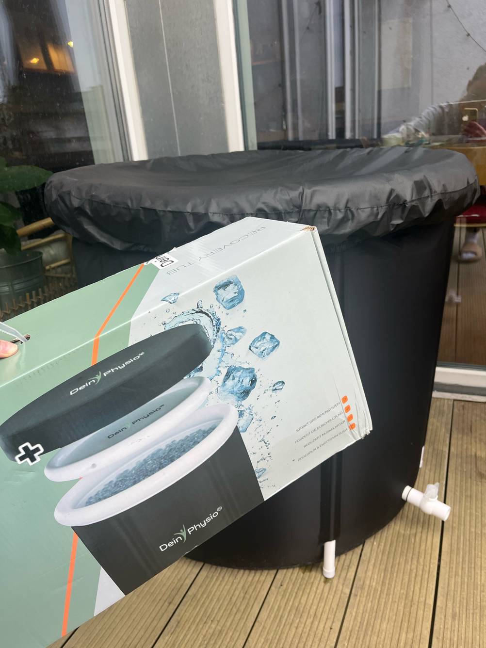 Aufblasbare Badewanne im Test: Auf der Verpackung ist die Badewanne abgebildet.