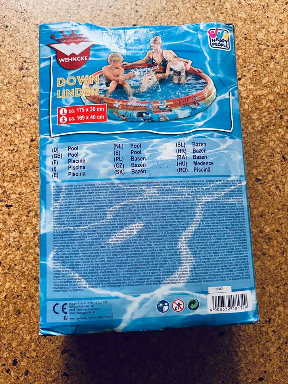 Im Test: Rückseite der Verpackung eines aufblasbaren Pools auf einer Holzfläche.