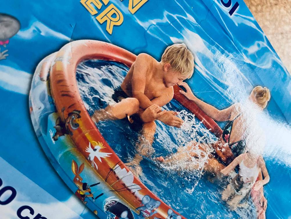 Aufblasbarer Pool-Test: Nahaufnahme des Aufdrucks auf der Vorderseite der Verpackung.