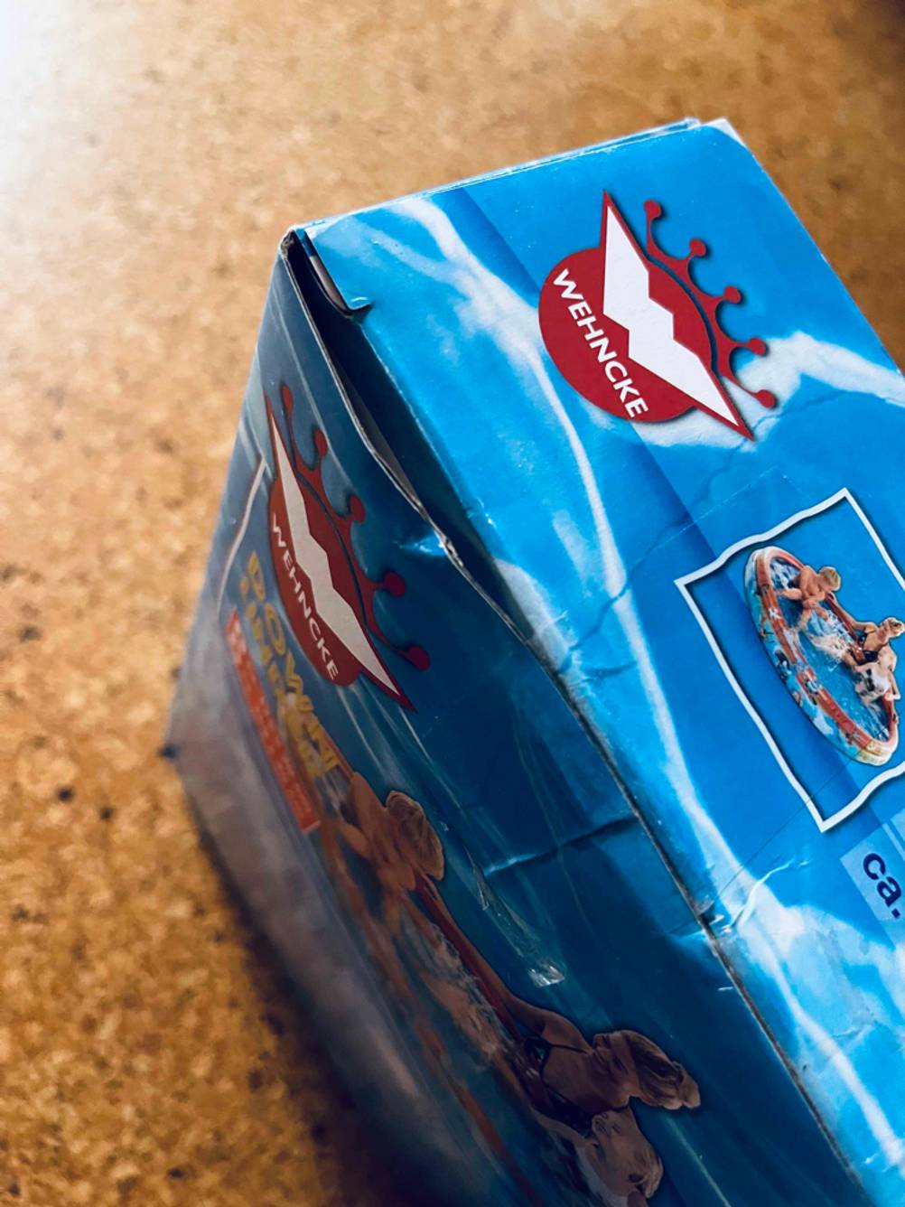 Aufblasbarer Pool getestet: Nahaufnahme der Ecke einer Originalverpackung.