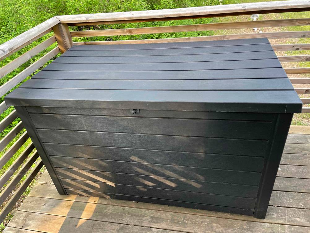 Wasserdichten Auflagenbox getestet: Eine Box in einer Ecke einer Terrasse.