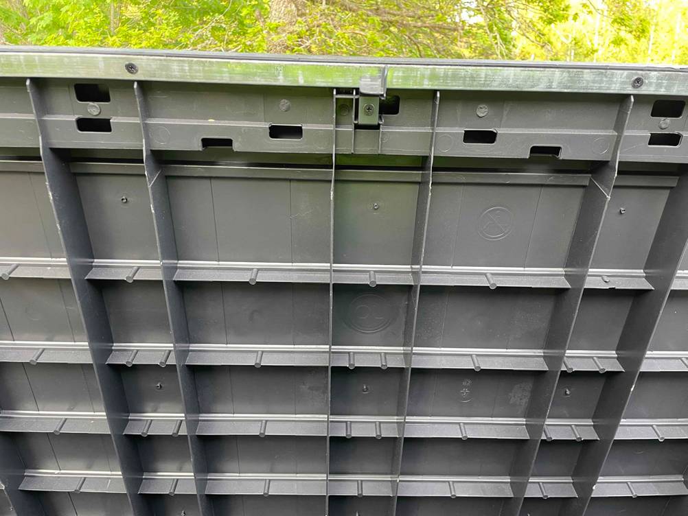 Nahaufnahme der Innenseite des Deckels einer wasserdichten Auflagenbox.