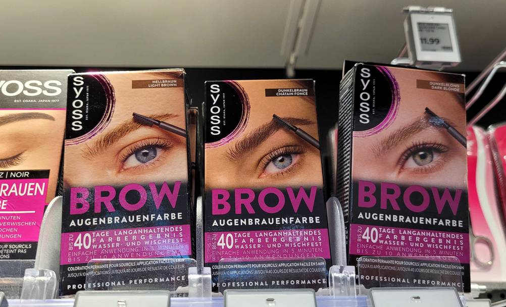 Mehrere Packungen der getesteten Augenbrauenfarbe in einem Verkaufsregal.