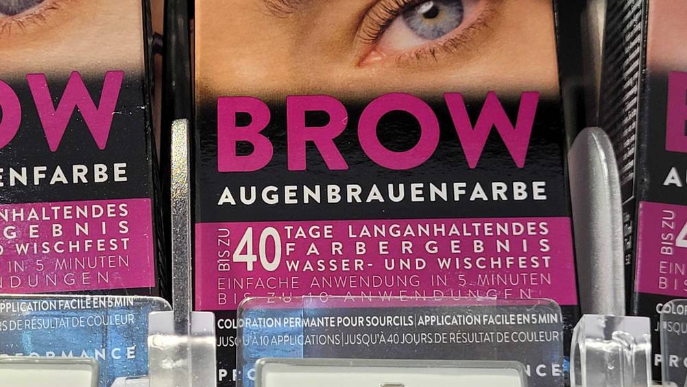 Augenbrauenfarbe im Test: Nahaufnahme der Verpackung mit Informationen.