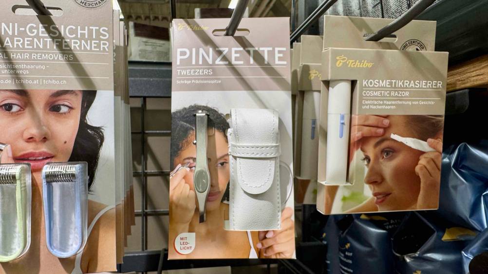 In einem Regal hängt die getestete Augenbrauenpinzette neben anderen Produkten.