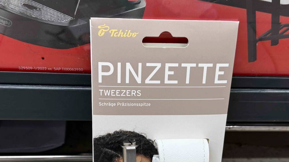 Augenbrauenpinzette im Test: Nahaufnahme der Verpackung mit Logo und Artikelbezeichnung.