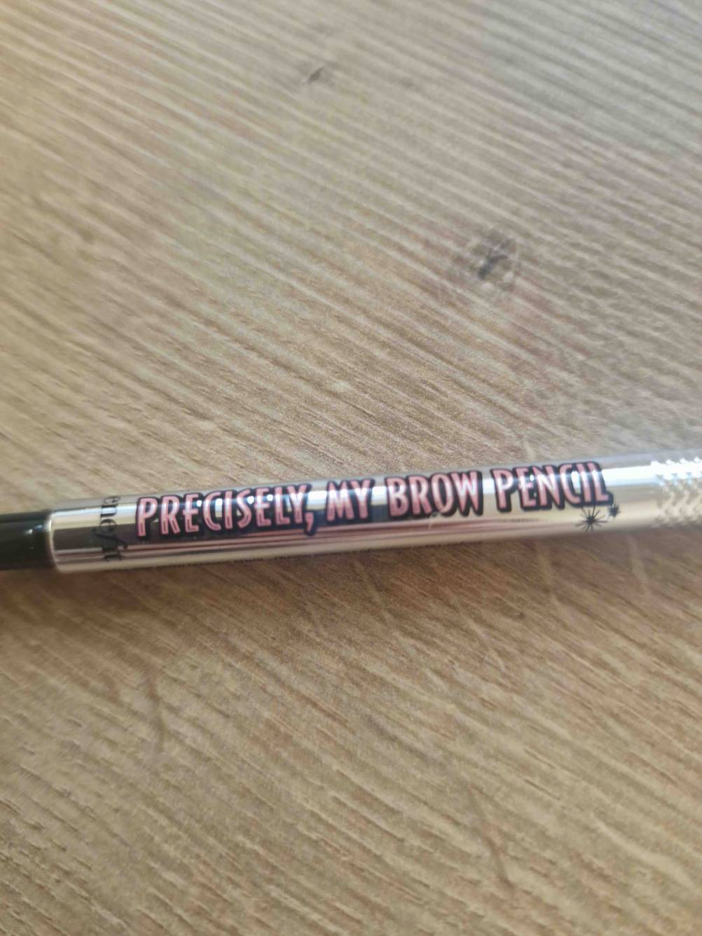 Augenbrauenstift getestet: Detailansicht des Aufdrucks auf einem Stift.