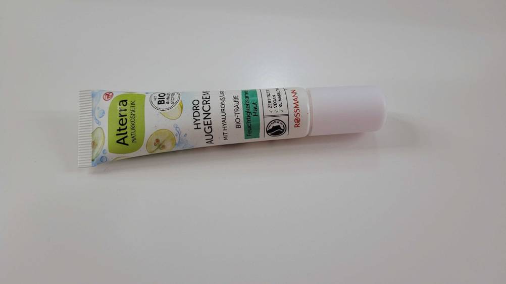 Augencreme getestet: Eine Tube liegt horizontal auf einer hellen Fläche.