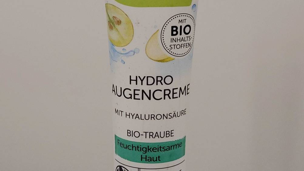 Nahaufnahme der Verpackung von vorne der getesteten Augencreme mit Informationen.