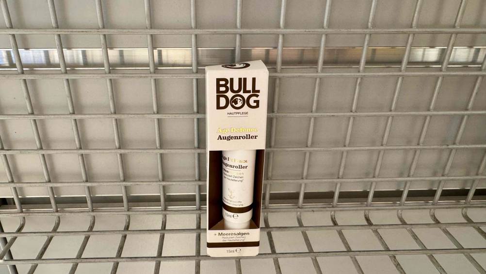 In einem Gitterregal steht die Augencreme für Männer im Test.