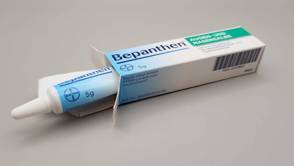 Aus einer Verpackung schaut die Tube der Augensalbe im Test hervor.