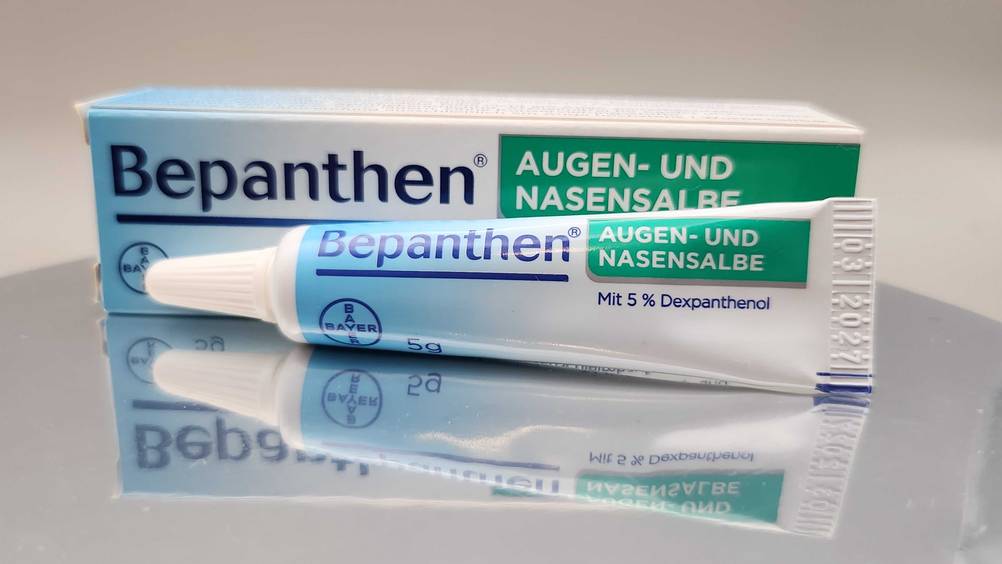 Augensalbe im Test: Vor der Verpackung liegt eine Tube.