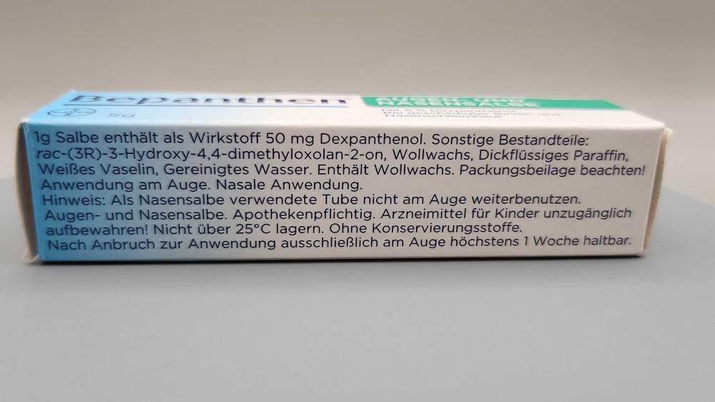 Seitenansicht einer Packung der getesteten Augensalbe.