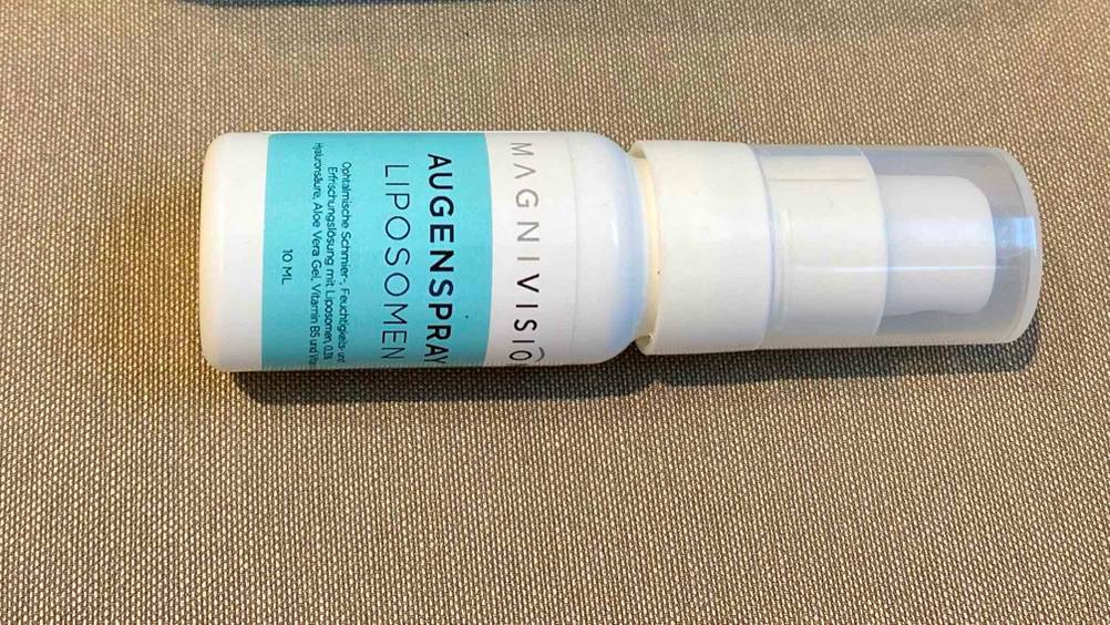 Augenspray im Test: Nahaufnahme der Flasche.