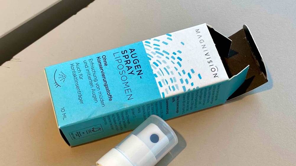 Augenspray getestet: Nahaufnahme des Sprühkopfes neben der Originalverpackung.