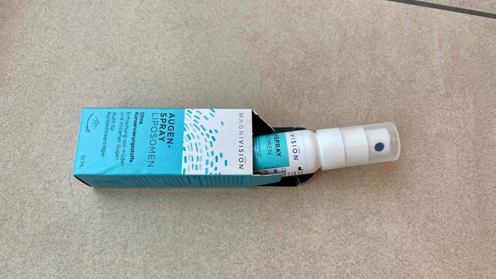 Aus seiner Verpackung schaut ein Augenspray im Test hervor.