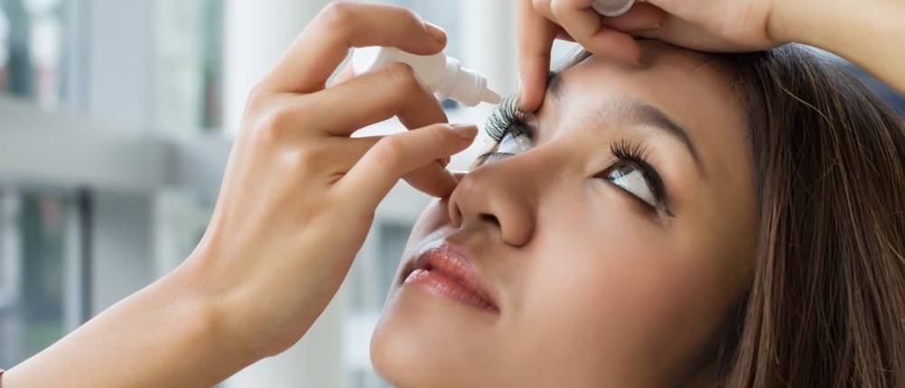 Augentropfen bei Allergie selber verabreichen