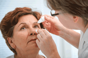 Augentropfen ins Auge tropfen