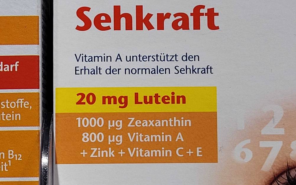 Augenvitamine-Test: Nahaufnahme der Informationen auf der Vorderseite der Verpackung.