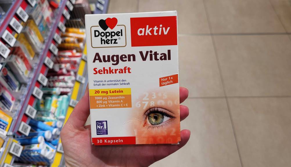 Eine Hand hält die Augenvitamine im Test hoch.
