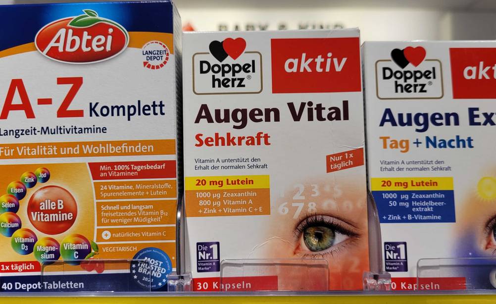 Eine Packung der getesteten Augenvitamine in einem Verkaufsregal neben anderen Produkten.