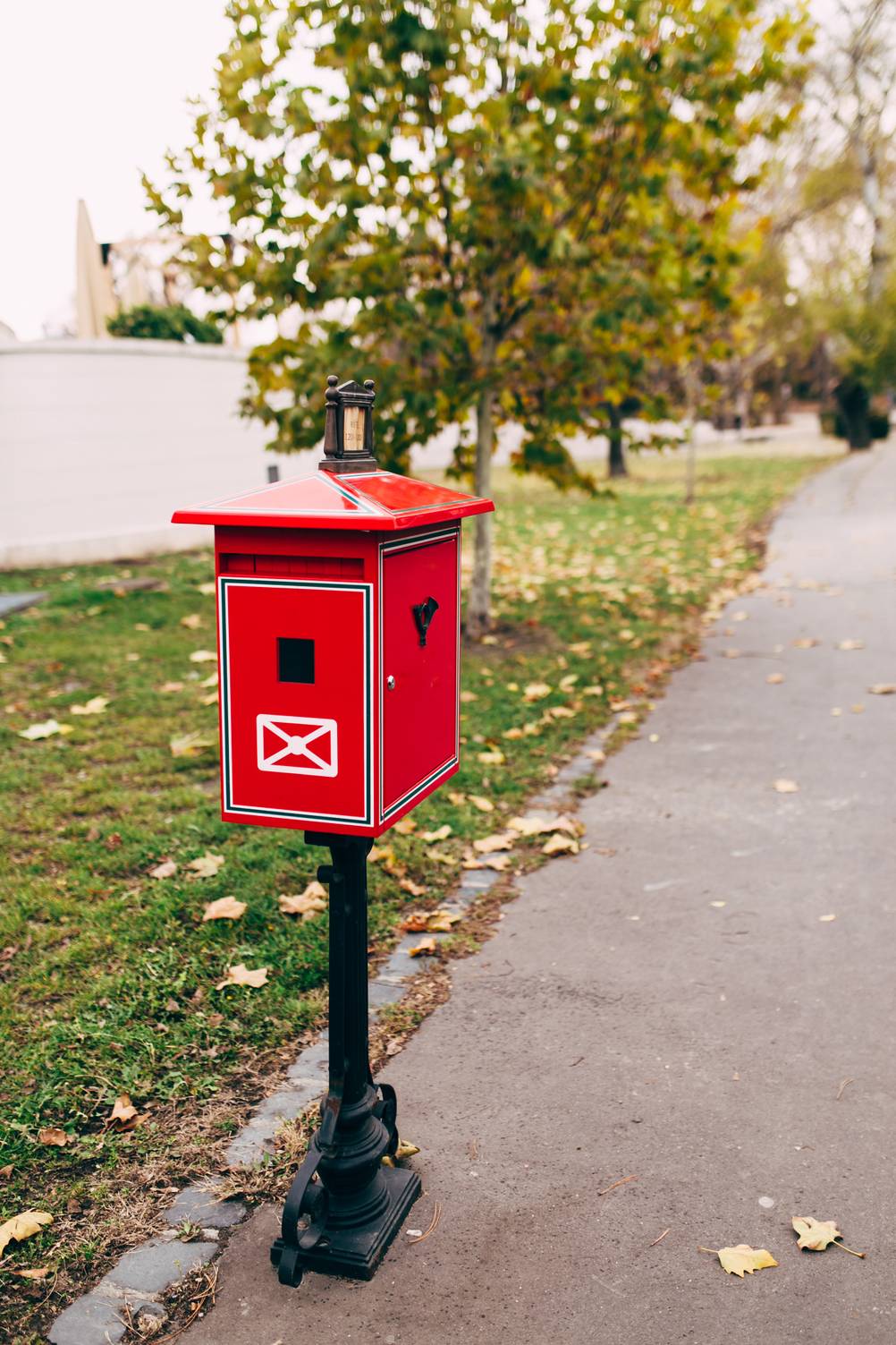 Ausgefallener-Briefkasten-Test: Ein Standbriefkasten mit britischem Charme.