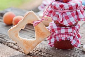 Ausstechformen-Test: Ein Toastbrot, aus dem eine Herzform ausgestochen wurde, hängt an einem Marmeladenglas