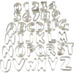 Ausstechformen-Test: Buchstaben-Ausstechformen vor weißem Hintergrund
