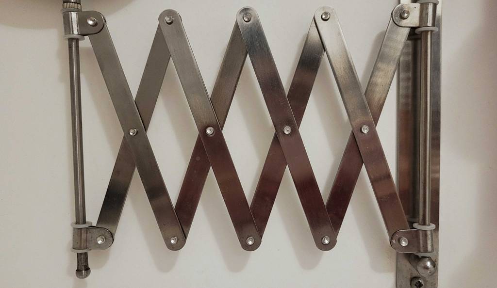Detailansicht des Auszugs eines getesteten Kosmetikspiegels für die Wandmontage.