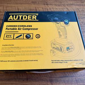 Der Karton der Autder ‎AD380 liegt auf einem Tisch.