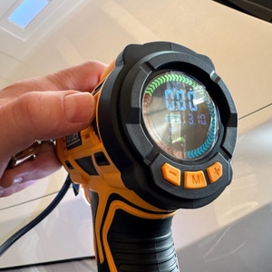 Eine Hand hält die eingeschaltete Autder ‎AD380 fest.