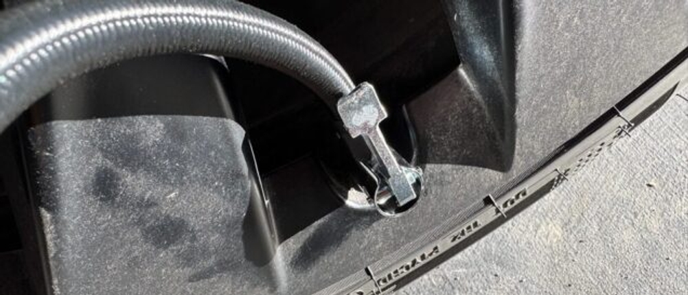 Der Schlauch der Autder ‎AD380 ist am Ventil eines Autoreifens angeschlossen.